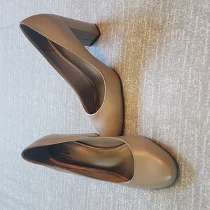 Nude round toe block heel